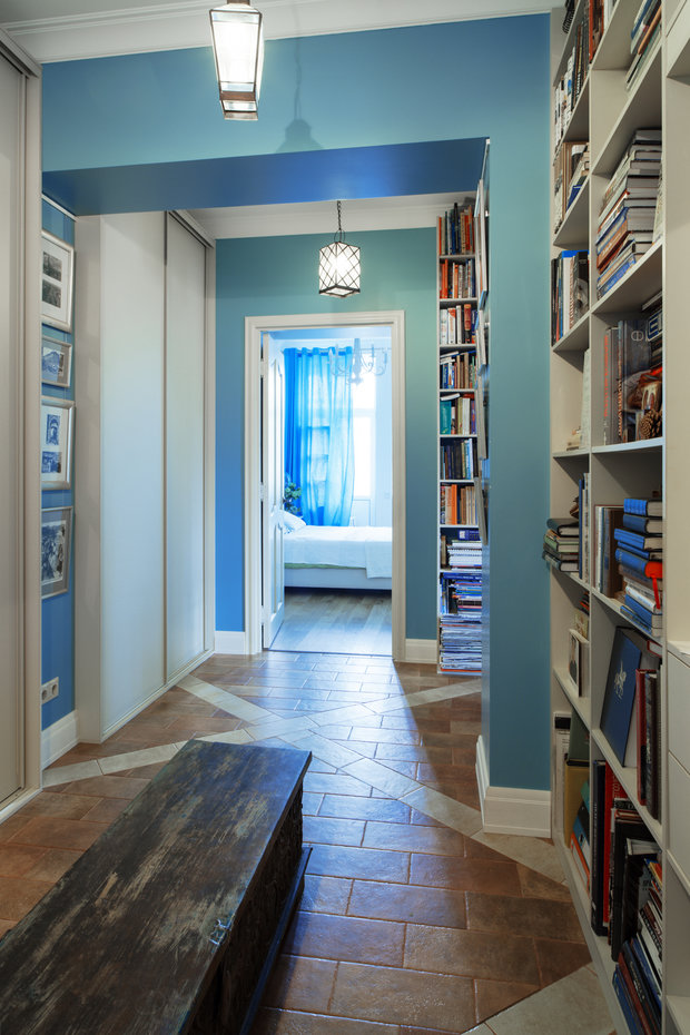 Фотография: Прихожая в стиле Скандинавский, Лофт, Эклектика, Квартира, Teak House, Белый, Проект недели, Москва, Бежевый, Синий, Голубой, Коричневый, ИКЕА, Manders, маленькая кухня, белая гостиная, порядок в детской, хранение книг в небольшой квартире, системы хранения для коридора, декор интерьера в скандинавском стиле, Анна Смирнова, Vesna-Leto – фото на INMYROOM