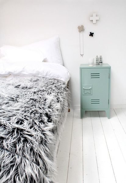 Фотография: Спальня в стиле Скандинавский, Декор интерьера, Мебель и свет, Стол – фото на INMYROOM Фотография: Спальня в стиле Скандинавский, Декор интерьера, Мебель и свет, Стол – фото на INMYROOM