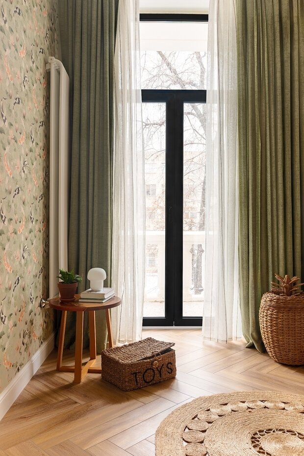 «Мы расстеклили балконы, установили большие витражи и продумали техническую часть комнаты на перспективу — она должна быть мобильной под каждый этап взросления малышей», — говорит дизайнер.