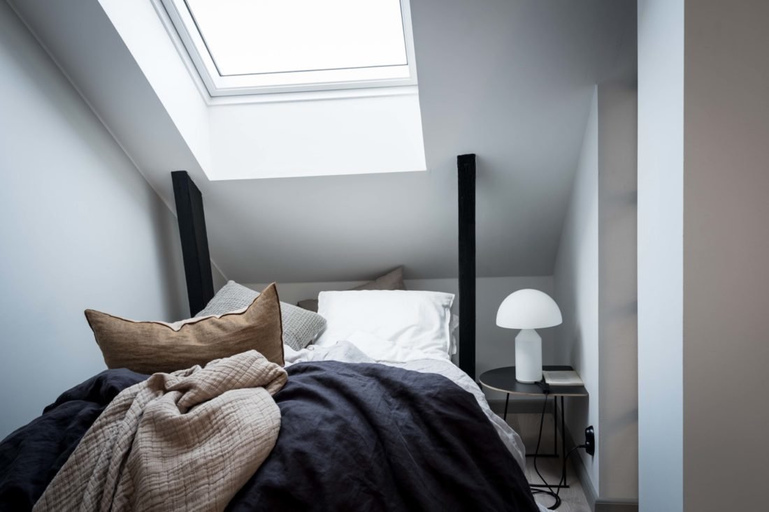 Фотография: Спальня в стиле Современный, Скандинавский, Декор интерьера, Квартира, Студия, Белый, Бежевый, Серый, интерьер мансарды, до 40 метров, Эмма Фишер – фото на INMYROOM