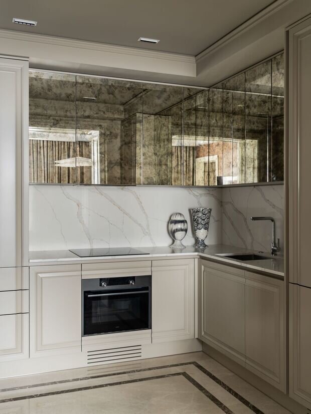 Фотография: Кухня и столовая в стиле Классический, Современный, Квартира, Проект дня, Санкт-Петербург, 3 комнаты, 60-90 метров, современный с элементами классики и роскоши, фото интерьера, дизайн интерьера фото, Елизавета Шмиткова, Маурицио Д’Орса – фото на INMYROOM