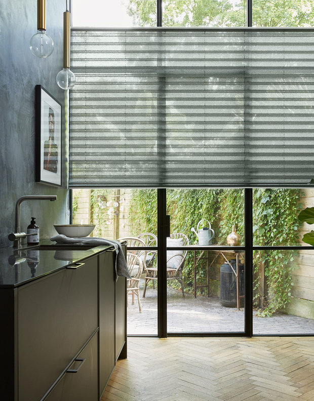 Фотография: Кухня и столовая в стиле Минимализм, Декор интерьера, Шторы, римская штора, Amigo, римские шторы, как выбрать шторы, Зебра – фото на INMYROOM