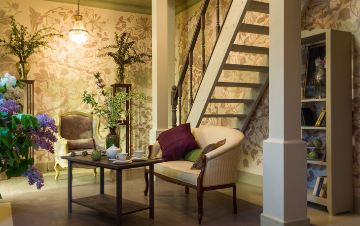 Фотография: Гостиная в стиле Прованс и Кантри, Классический, Country Corner, Белый, Переделка, Дача, Зеленый, Бежевый, Серый, Оранжевый, Коричневый, Веранда, Подмосковье, Дом и дача, Фазенда, «7 цветов – декор», ENS Group, Home Melody, MV-Light, «Амадей», «Европласт», АСЕ Paint, Affresco, ТД Вишера, Академия Окон, Карина Ольгинская, Тимофей Пронькин, усадебный стиль, дачная гостиная – фото на INMYROOM