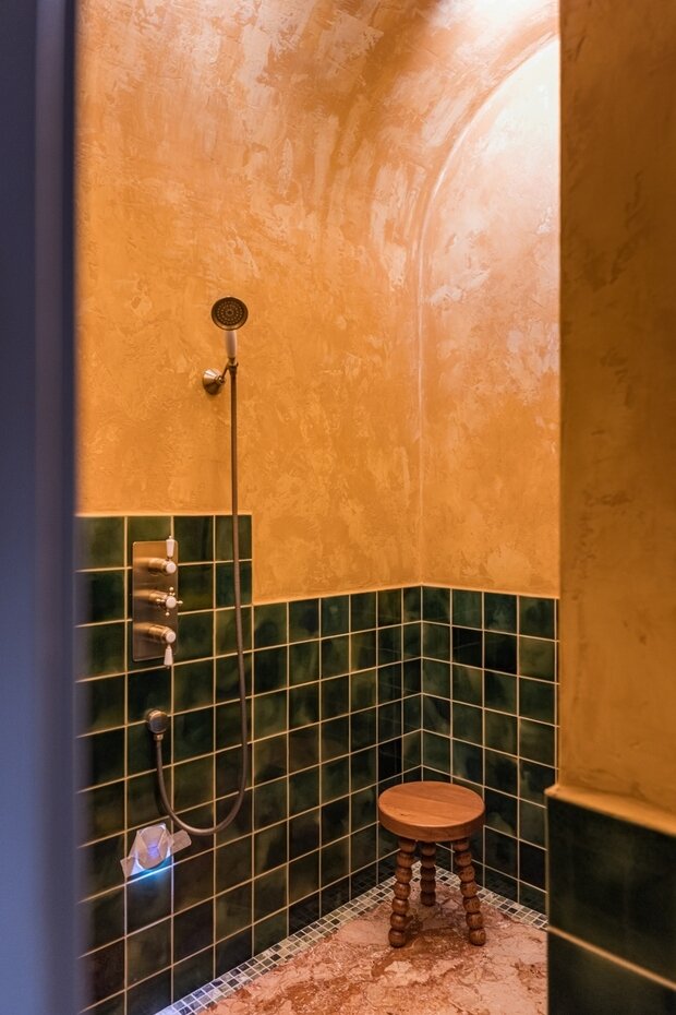 Еще одна изюминка хаммама — глазурованная плитка. Она контрастирует с матовостью штукатурки, цвет тоже подобран контрастный, изумрудный.