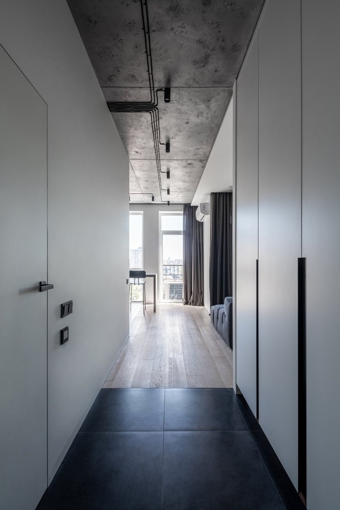 Получившийся интерьер — это строгость и гармония геометрических ритмов, сдержанный стиль, в некоторых зонах уходящий в dark minimal, качественные материалы, а также безбарьерные пространства, создающие атмосферу свободы и автономности.