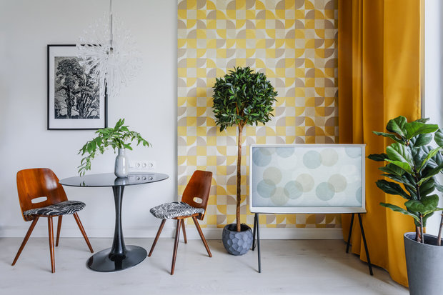 Винтажные стулья были отреставрированы и переобиты новой тканью.