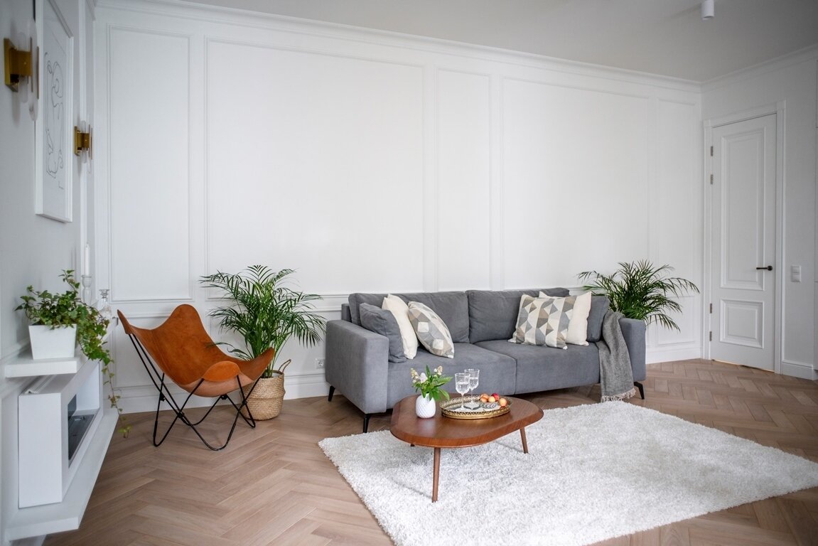 Кресло хозяева привезли с Бали. Диван служит дополнительным спальным местом.