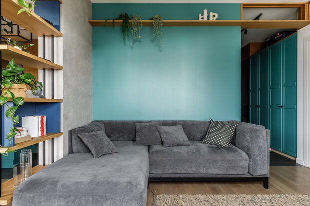 Фасады шкафов ИКЕА в прихожей выкрасили в мастерской в цвет акцентной стены за диваном.