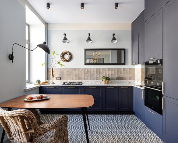 Основной свет по потолку разделен на две группы (подвесной светильник и точечный накладной свет) с использованием проходного переключателя в зоне кухни. В обеденной зоне и зоне приготовления пищи использовали изящные контрастные бра.