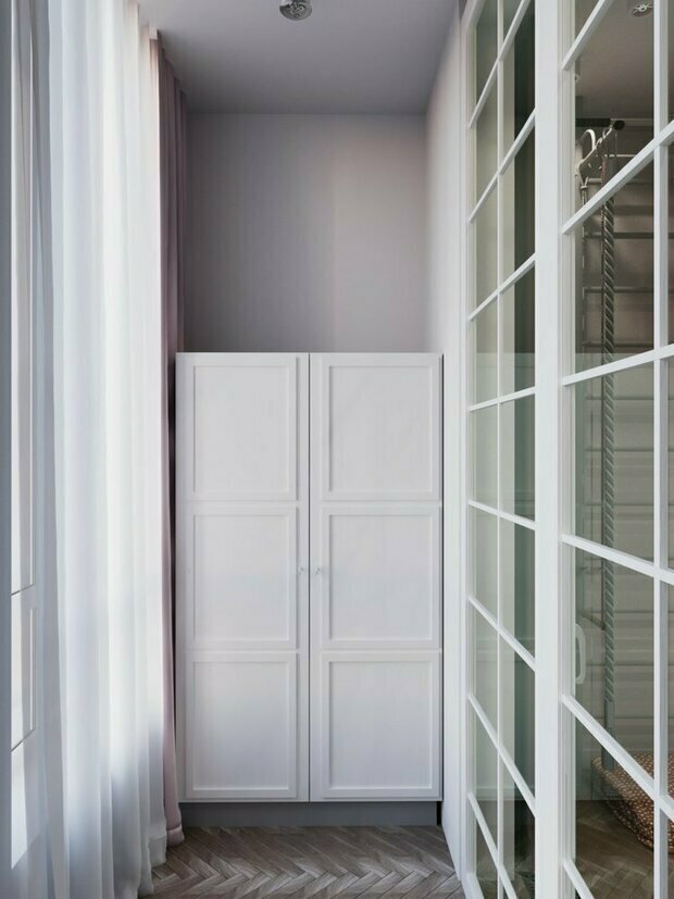 Интерьер гардеробной в классическом стиле с белыми шкафами