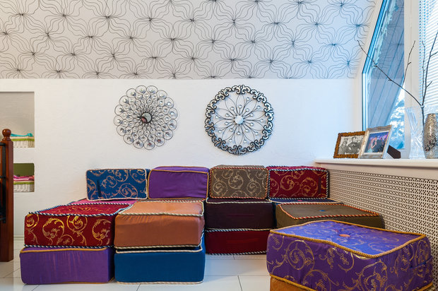 Фотография: Гостиная в стиле Восточный, Эклектика, Декор интерьера, Дом, Архитектура, Дизайн интерьера, Декор, Мебель и свет, Проект недели, Переделка, Дача, Мансарда, Строительные материалы, Дом и дача, Фазенда, Строительные работы, как обустроить мансарду, спальня в мансарде, лаундж-зона – фото на INMYROOM