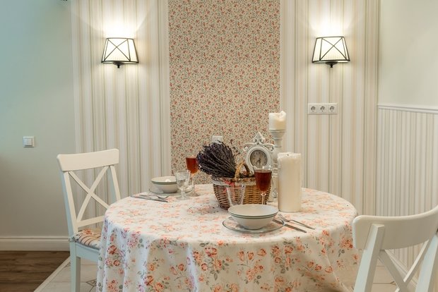 Фотография: Кухня и столовая в стиле Прованс и Кантри, Квартира, Проект недели, Москва, Евгения Матвеенко, FlatsDesign, Виктор Чернышов, новостройка, Монолитный дом, 1 комната, 40-60 метров – фото на INMYROOM