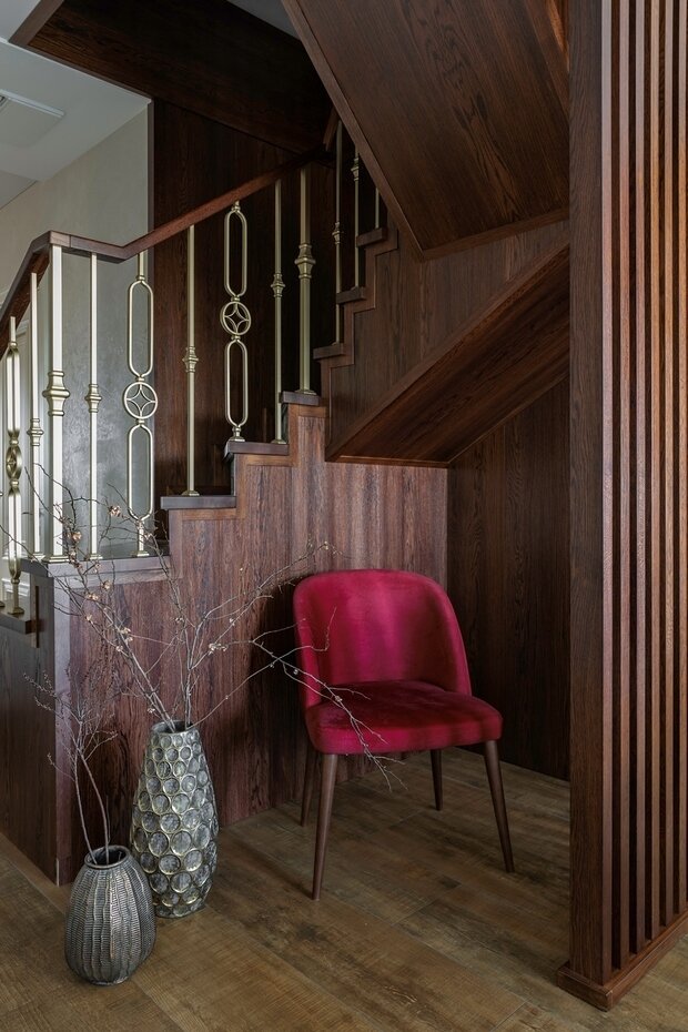 «Лестница должна была быть полностью зашита деревом. Поставщики срывали сроки, не учли стоимость подступенок. Я быстро приняла решение — оформить подступенки керамогранитом. В этот же день он был закуплен и в скором времени смонтирован. Ограждения были выкрашены под оттенок латунных люстр», — рассказывает дизайнер.