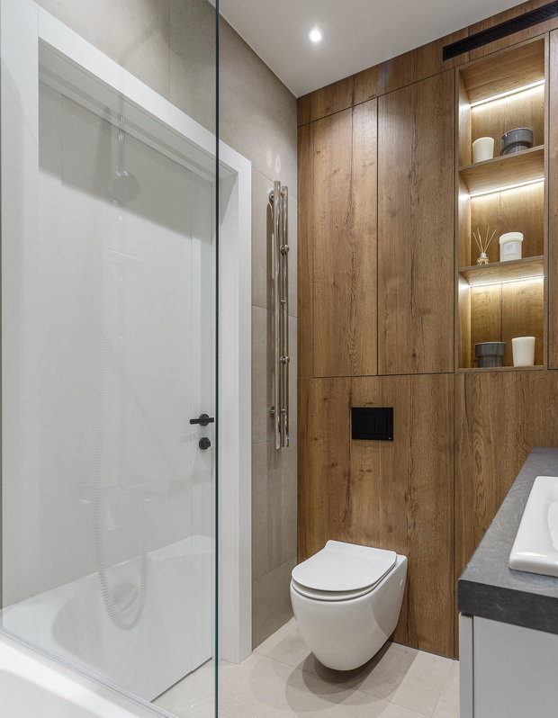 В ванной использован керамогранит российского производства и панели из ЛДСП.