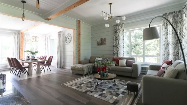 Основное пространство первого этажа занимают столовая и гостиная. Это центральное место для сбора гостей, теплых зимних вечеров перед камином и семейных застолий.