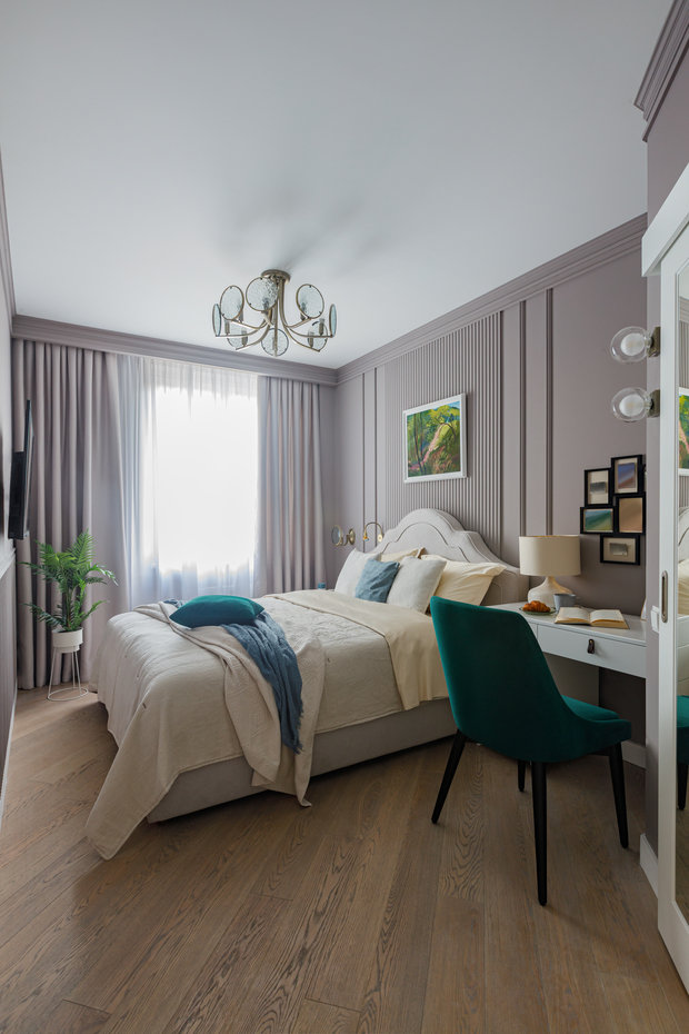 Для спальни выбрали приятный обволакивающий оттенок стен и добавили динамики с помощью 3D-панелей.