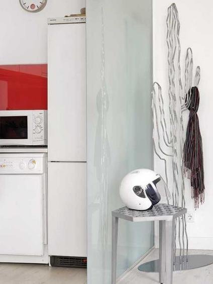 Фотография: Прихожая в стиле Лофт, Декор интерьера, Малогабаритная квартира, Квартира, Цвет в интерьере, Дома и квартиры, Белый, Черный, Красный – фото на INMYROOM