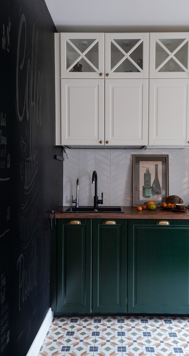 В зоне кухни есть графитовая стена, где можно рисовать детям и взрослым.