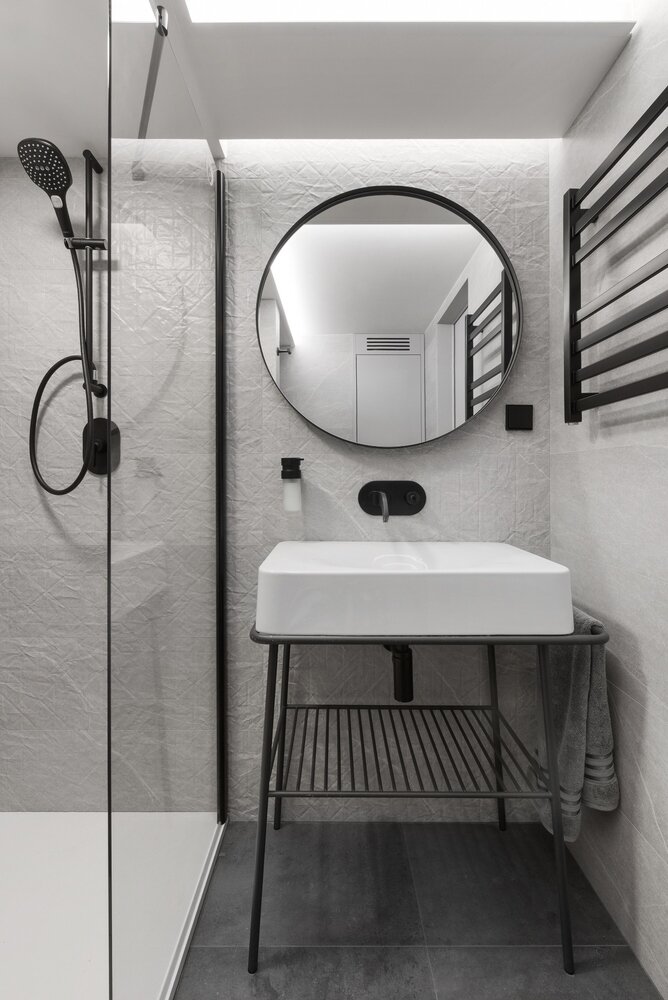 Гостевой санузел более сдержан в материалах, выбрали плитку, сочетающую в себе мотив серого камня или бетона с фактурой мятой бумаги, а в качестве акцента поставили необычную раковину. Гостевой санузел более сдержан в материалах, выбрали плитку, сочетающую в себе мотив серого камня или бетона с фактурой мятой бумаги, а в качестве акцента поставили необычную раковину.