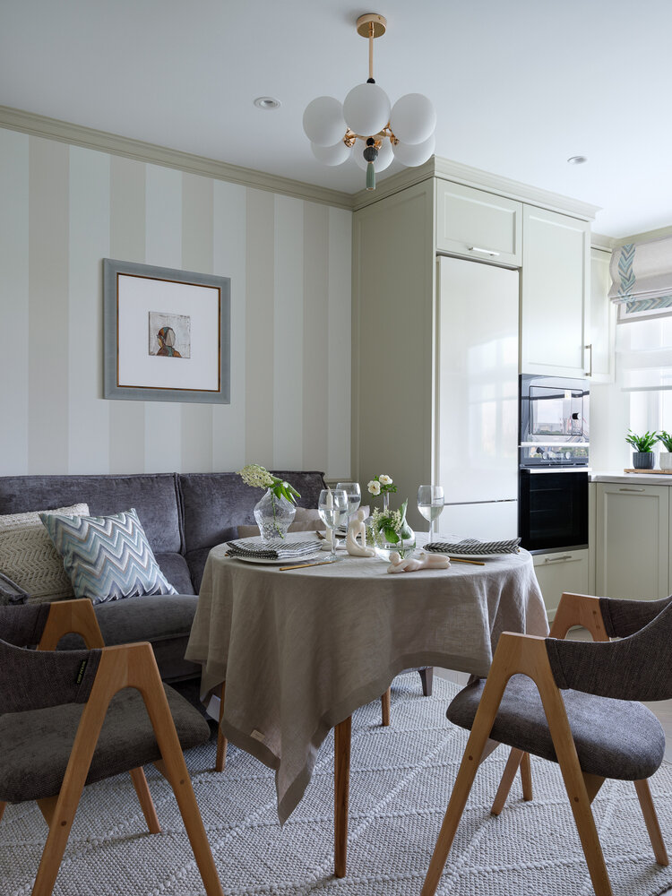 В отделке использовали обои и покраску с декоративными молдингами из полиуретана.