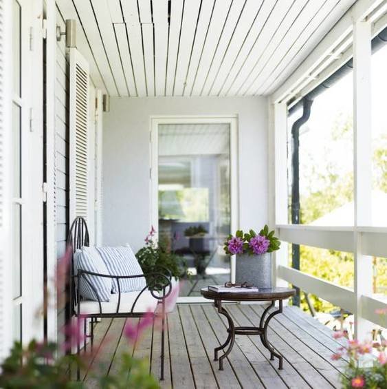 Фотография: Балкон в стиле Прованс и Кантри, Дом, Терраса, Цвет в интерьере, Дома и квартиры, Белый, Мягкая мебель, Дом на природе – фото на INMYROOM