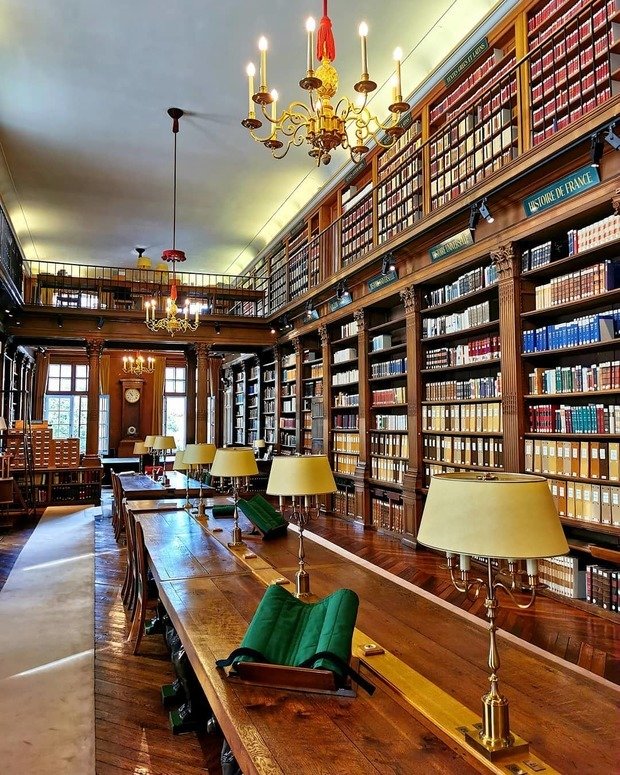 Интерьер кабинета в классическом стиле с книжными шкафами