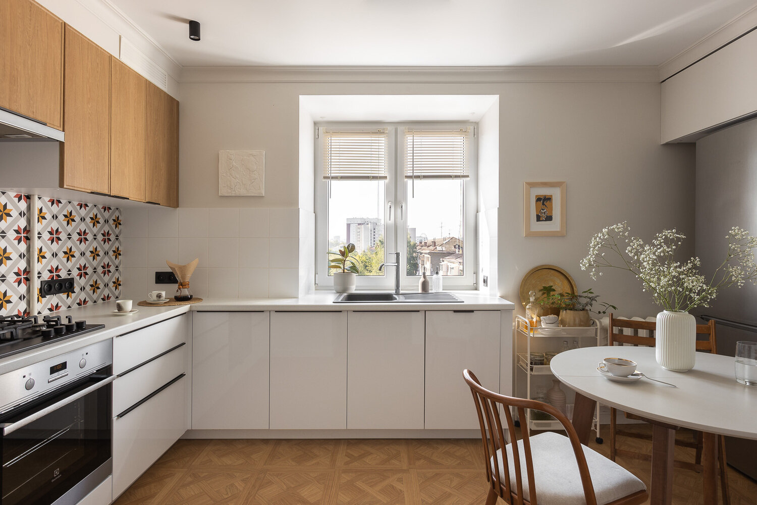 Фотография: Кухня и столовая в стиле Скандинавский, Современный, Квартира, Проект недели, Кирпичный дом, 3 комнаты, 60-90 метров, Уфа, Винтажный, Надежда Токарева – фото на INMYROOM Фотография: Кухня и столовая в стиле Скандинавский, Современный, Квартира, Проект недели, Кирпичный дом, 3 комнаты, 60-90 метров, Уфа, Винтажный, Надежда Токарева – фото на INMYROOM