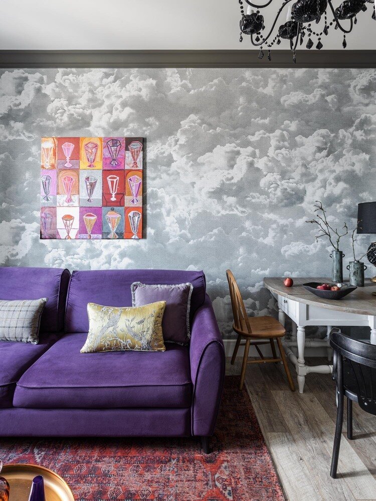 Над диванам — картина знаменитого башкирского художника с изображением кубков разных цветов и размеров. Над диванам — картина знаменитого башкирского художника с изображением кубков разных цветов и размеров.