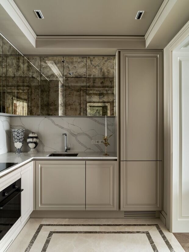 Фотография: Кухня и столовая в стиле Классический, Современный, Квартира, Проект дня, Санкт-Петербург, 3 комнаты, 60-90 метров, современный с элементами классики и роскоши, фото интерьера, дизайн интерьера фото, Елизавета Шмиткова, Маурицио Д’Орса – фото на INMYROOM