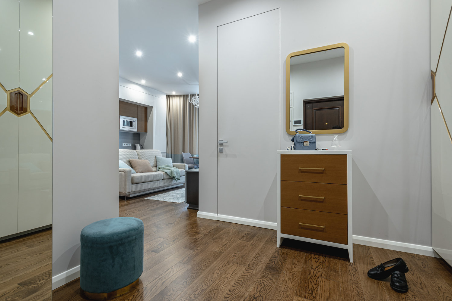 Фотография: Прихожая в стиле Современный, Квартира, Крым, Проект недели, 2 комнаты, 40-60 метров, Ялта, Анастасия Чумак – фото на INMYROOM