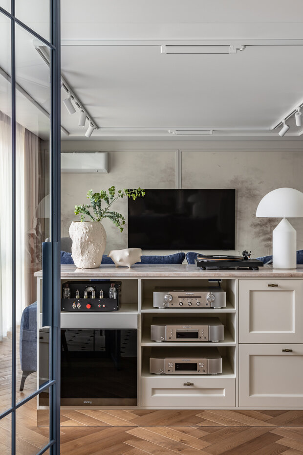 Фотография: Гостиная в стиле Современный, Квартира, Проект дня, Москва, Тишинка, Кирпичный дом, 2 комнаты, 60-90 метров, Анастасия Козловская – фото на INMYROOM