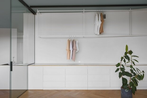 Все системы хранения были сделаны на заказ. Стоимость была обоснована функциональностью. Так как заказчик архитектор, он понимал, что экономить на системах хранения и механизмах не стоит.