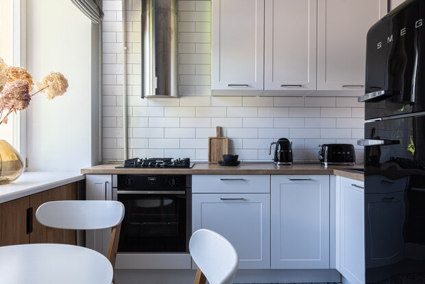 Фотография: Кухня и столовая в стиле Скандинавский, Современный, Квартира, Проект дня, Москва, Сталинка, Кирпичный дом, 3 комнаты, 60-90 метров, эклектичный с элементами этники и современного дизайна, Екатерина Евтихиева – фото на INMYROOM