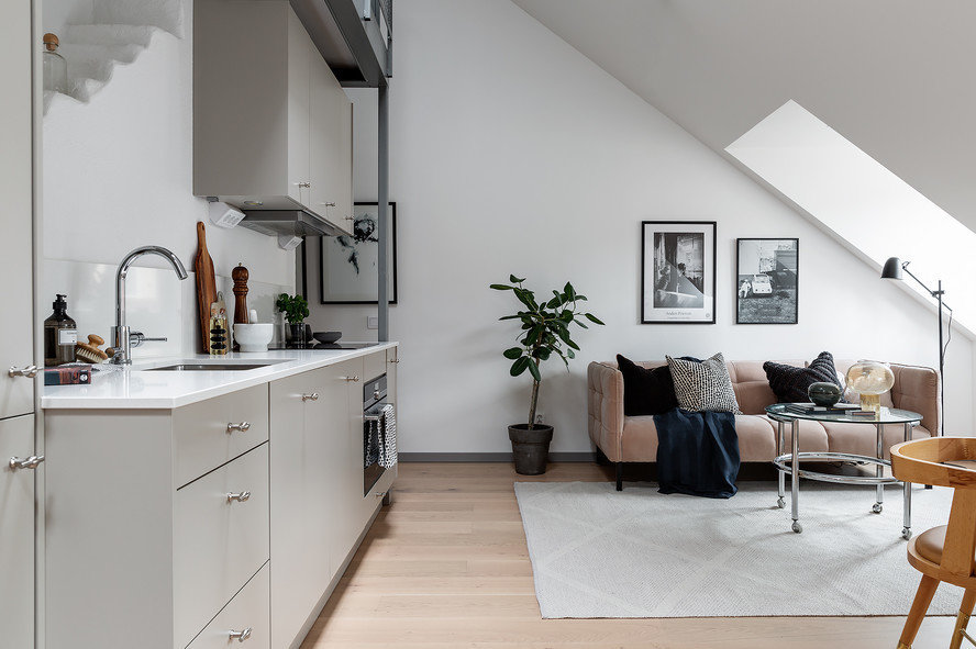 Фотография: Кухня и столовая в стиле Скандинавский, Гостиная, Кабинет, Декор интерьера, Квартира, Белый, Серый, 2 комнаты – фото на INMYROOM Фотография: Кухня и столовая в стиле Скандинавский, Гостиная, Кабинет, Декор интерьера, Квартира, Белый, Серый, 2 комнаты – фото на INMYROOM