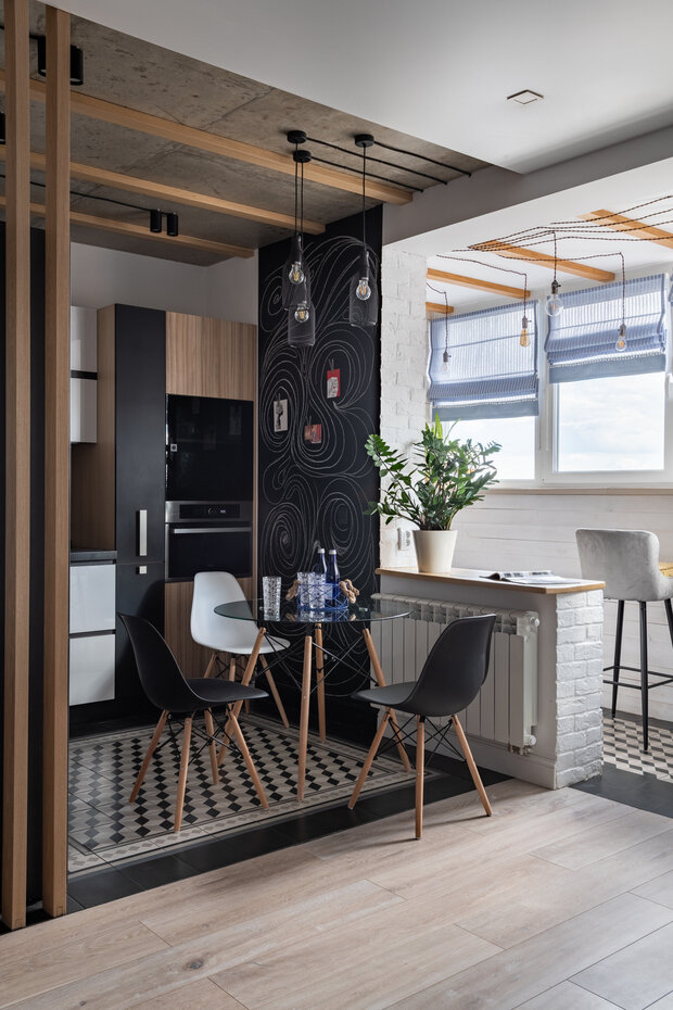 Холодильник не встроенный, торец нужно было закрыть. Так появились рейки, они замаскировали не самую красивую часть холодильника.