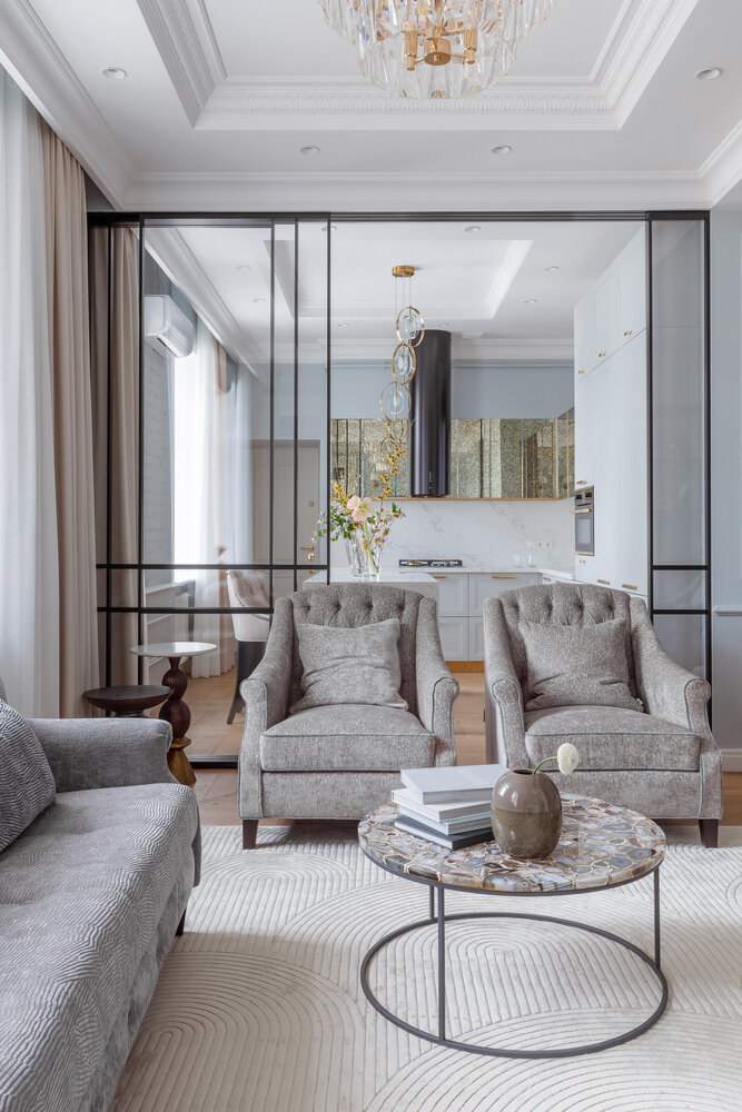 Использование состаренных зеркал на фасадах платяного шкафа в коридоре и для декорирования стены над кухонным гарнитуром решает две задачи: вносит элемент старины в квартиру с более чем столетней историей и поддерживает оригинальные старинные детали в интерьере — металлическую колонну и кирпичные стены, а также увеличивает пространство. Использование состаренных зеркал на фасадах платяного шкафа в коридоре и для декорирования стены над кухонным гарнитуром решает две задачи: вносит элемент старины в квартиру с более чем столетней историей и поддерживает оригинальные старинные детали в интерьере — металлическую колонну и кирпичные стены, а также увеличивает пространство.