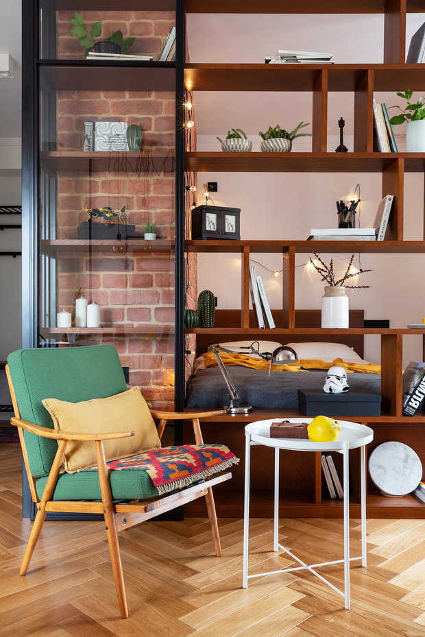 Винтажное кресло советской эпохи поддержало исходный дух дома. Его купила заказчица и отдала в работу реставраторам, которые обновили покрытие деревянных деталей, проживших длительный жизненный путь, и сшили для него съемные чехлы двух оттенков — зеленого и молочного.