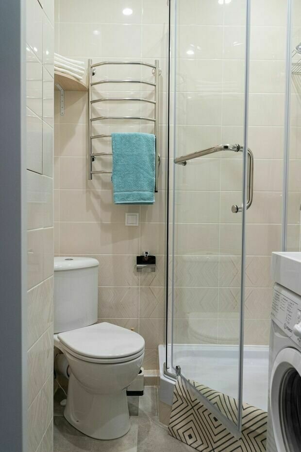 Отделка — керамическая плитка, так как в квартире под сдачу важны долговечность и антивандальность.