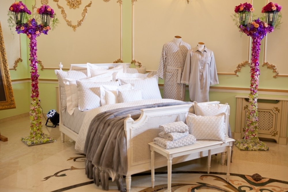 Фотография: Спальня в стиле Классический, Современный, Текстиль, Индустрия, События, Плед – фото на INMYROOM Фотография: Спальня в стиле Классический, Современный, Текстиль, Индустрия, События, Плед – фото на INMYROOM