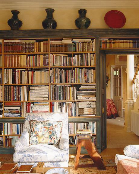 Фотография: Гостиная в стиле Прованс и Кантри, Декор интерьера, Декор, Домашняя библиотека, как разместить книги в интерьере, книги в интерьере – фото на INMYROOM