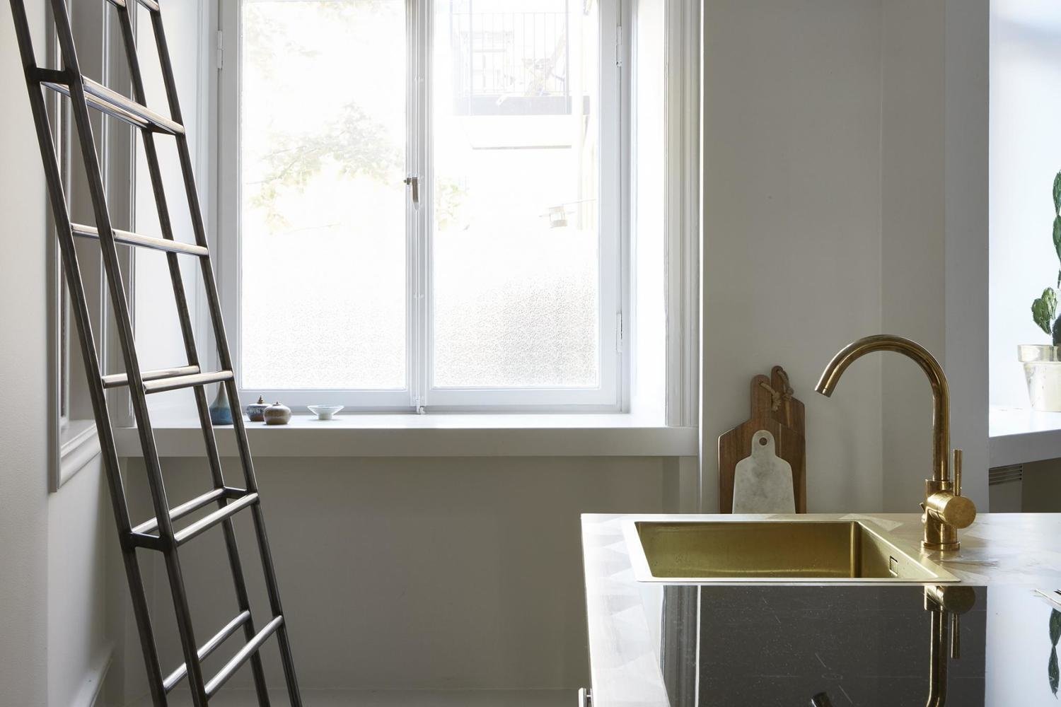 Фотография: Кухня и столовая в стиле Минимализм, Скандинавский, Декор интерьера, Малогабаритная квартира, Квартира, Студия, Швеция, Стокгольм – фото на INMYROOM Фотография: Кухня и столовая в стиле Минимализм, Скандинавский, Декор интерьера, Малогабаритная квартира, Квартира, Студия, Швеция, Стокгольм – фото на INMYROOM