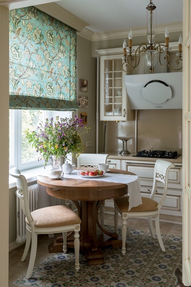 Фотография: Кухня и столовая в стиле Классический, Квартира, Проект недели, Москва, Мария Наседкина, Илья Насонов, Nasonov DesignWerke, Сталинка – фото на INMYROOM