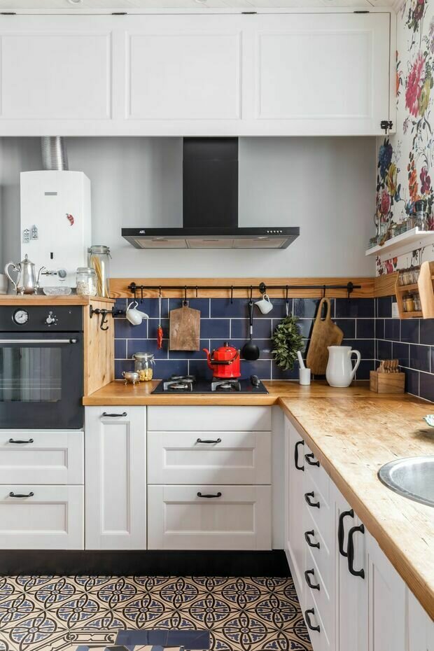 Фотография: Кухня и столовая в стиле Прованс и Кантри, Скандинавский, Эклектика, Винтажный, Квартира, Проект недели, дизайн интерьера в сталинке, Сталинка, 4 и больше, Более 90 метров – фото на INMYROOM