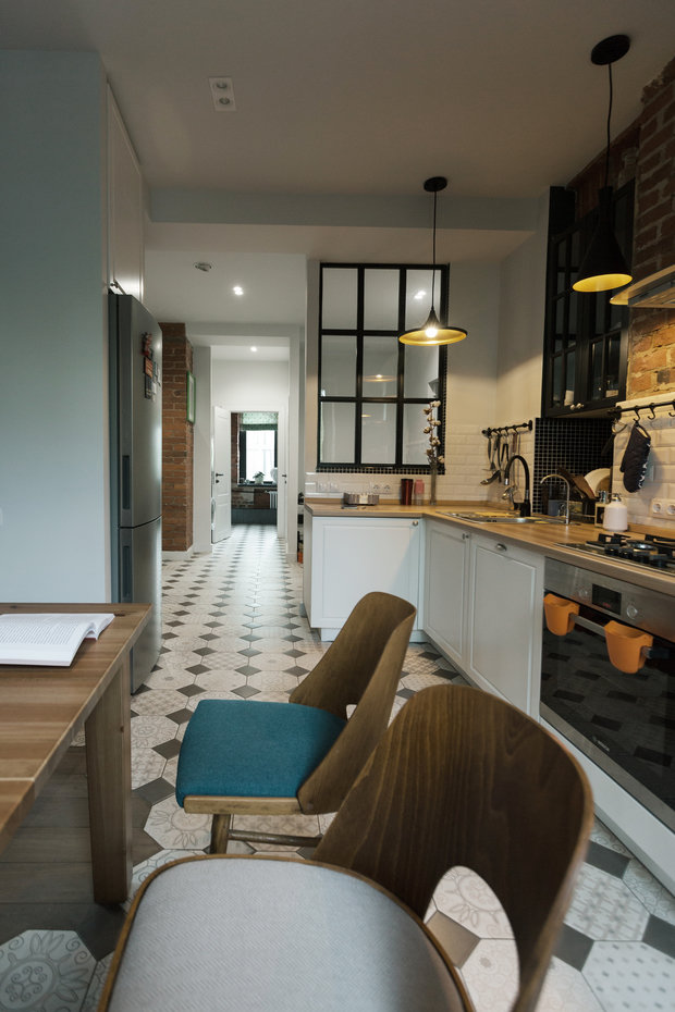 Фотография: Кухня и столовая в стиле Лофт, Эклектика, Квартира, Проект недели, Москва, Кирпичный дом, 2 комнаты, 40-60 метров, 60-90 метров, Варя Шалито – фото на INMYROOM