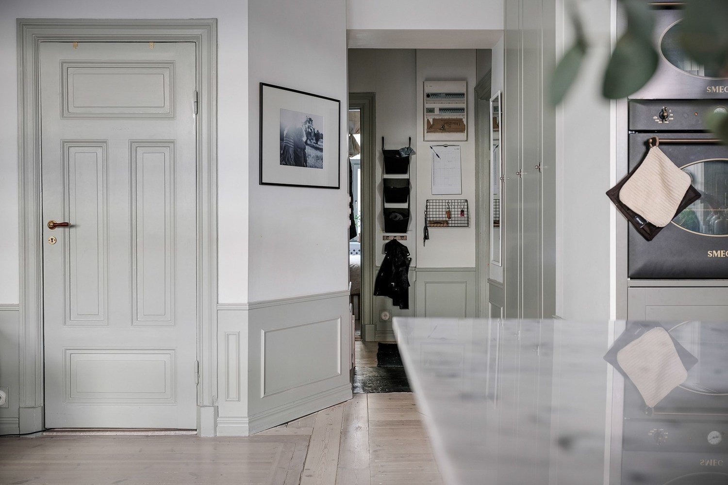 Фотография: Прихожая в стиле Скандинавский, Классический, Современный, Эклектика, Декор интерьера, Квартира, Швеция, Белый, Черный, Стокгольм, как оформить эклектичный интерьер, 3 комнаты, 60-90 метров – фото на INMYROOM Фотография: Прихожая в стиле Скандинавский, Классический, Современный, Эклектика, Декор интерьера, Квартира, Швеция, Белый, Черный, Стокгольм, как оформить эклектичный интерьер, 3 комнаты, 60-90 метров – фото на INMYROOM