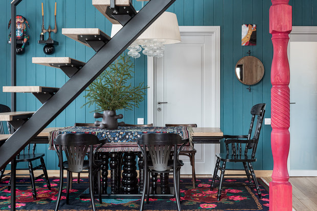 Перед мастерами стояла задача обшить готовый металлокаркас лестницы деревом. Все ступени и площадки сделаны из ильма. Каждая ступень сделана из двух широких ламелей по 180 и 70 мм. Поручень из цельной ильмовой ламели толщиной 10 мм с двумя стыками под 45 градусов. Вся лестница покрыта экологичным лаком на акриловой основе. 