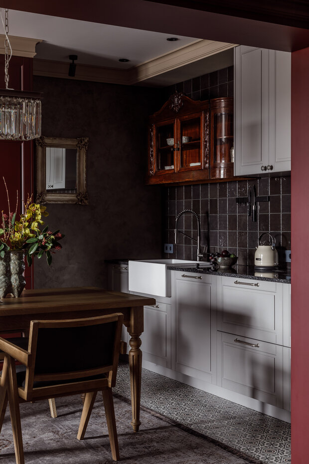 Фотография: Кухня и столовая в стиле Эклектика, Квартира, Проект дня, 3 комнаты, Более 90 метров, Тюмень, современный с элементами лофта, эклектика с элементами классики, Анна Селиванова – фото на INMYROOM