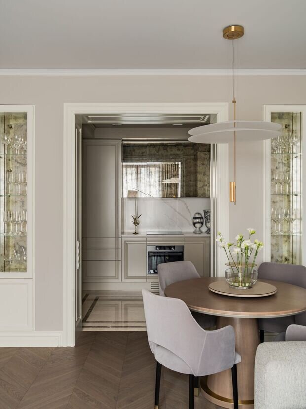 Фотография: Кухня и столовая в стиле Классический, Современный, Квартира, Проект дня, Санкт-Петербург, 3 комнаты, 60-90 метров, современный с элементами классики и роскоши, фото интерьера, дизайн интерьера фото, Елизавета Шмиткова, Маурицио Д’Орса – фото на INMYROOM