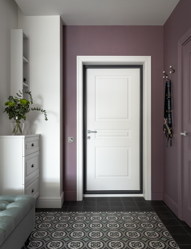 В прихожей спроектировали тумбу для мелочей, полку для духов. Хранение верхней одежды, обуви, сумок в гардеробной при прихожей.