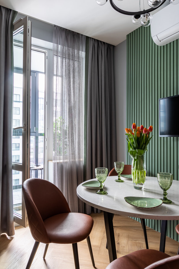 Обеденный стол сделали сами: заказали столешницу из такого же агломерата, что и кухонная столешница, и купили металлическое подстолье. Получилось в два раза дешевле, чем стол с такой столешницей в магазине.